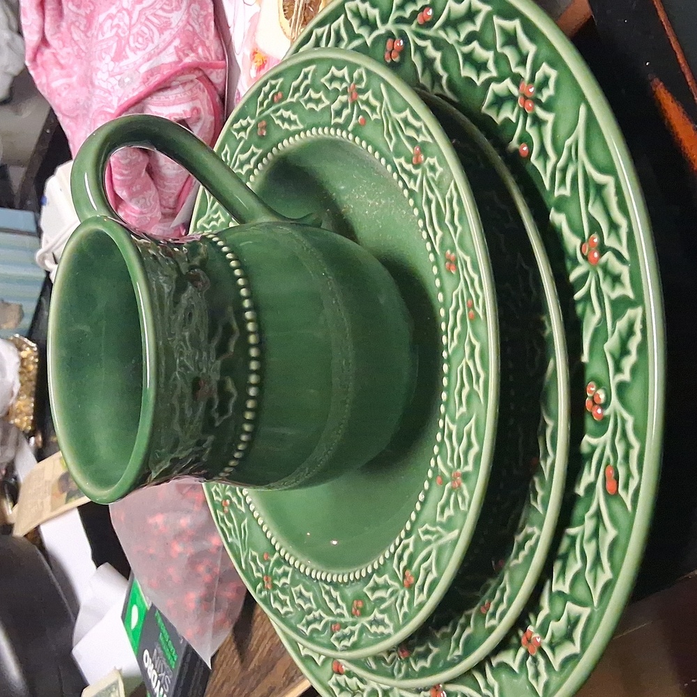 Vintage Hampton Forge Christmas Berries Embossed Holly Band 4 Piece Set